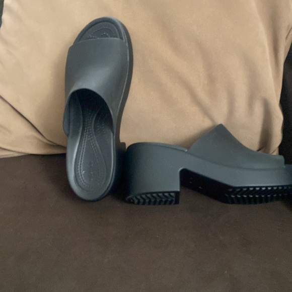 Crocs black Brooklyn Block heel slides. Worn once, like new, excellent condition - Picture 4 of 4